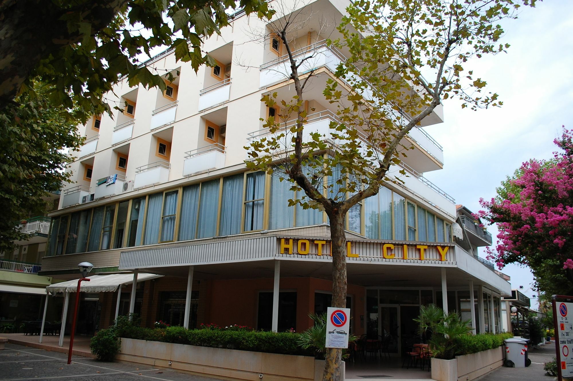 Hotel City 米萨诺阿德里亚蒂科 外观 照片